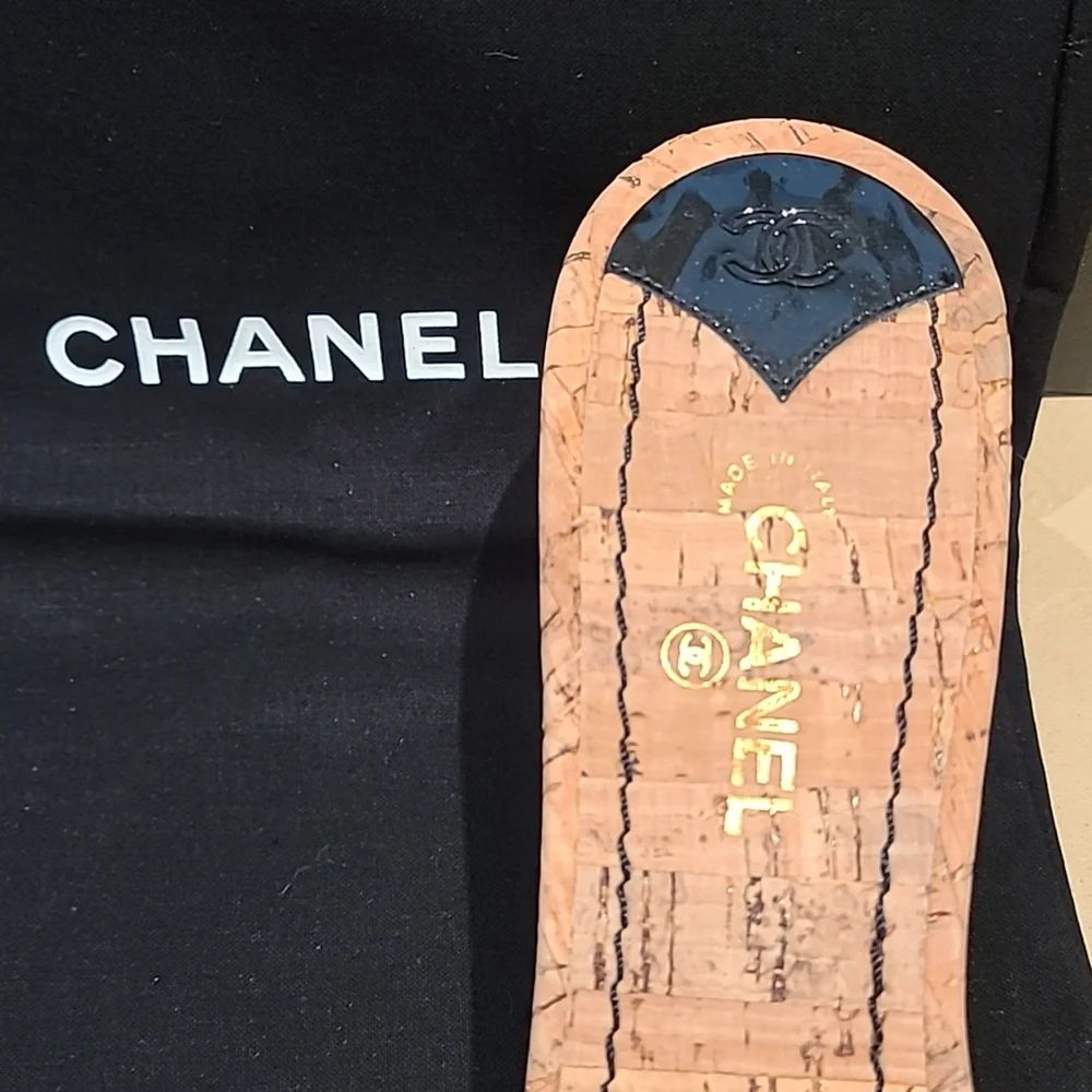 👡👡👡CHANEL New Cork Slides with Patent Logo. Stunning. - Picture 4 of 8